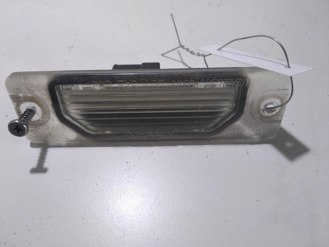 подсветка номера Nissan Maxima A33 2001, 2.0 л., бензин, МКПП, серый, седан - фото №1