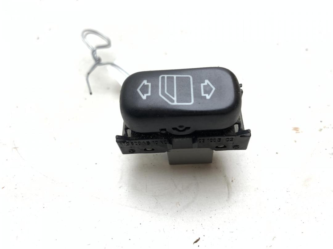 кнопка стеклоподъемника переднего правого Mercedes-Benz SLK-Класс R170 1998, 2.3 л., бензин, МКПП, серый, кабриолет, 1708201510 - фото №1