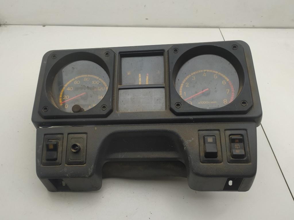 приборная панель Mitsubishi Pajero/Montero I 1987, 2.6 л., бензин, МКПП, красный, внедорожник 5 дв.