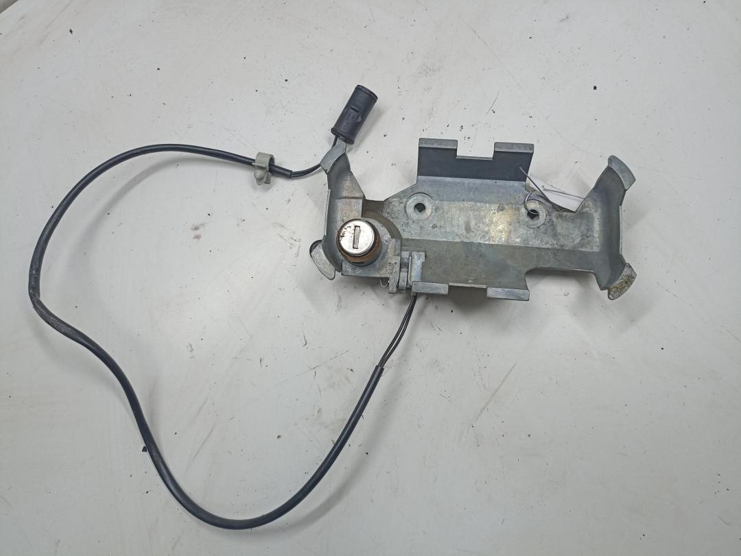 личинка дверного замка Opel Astra F 1992, 1.8 л., бензин, АКПП, красный, хетчбэк 5 дв. - фото №1