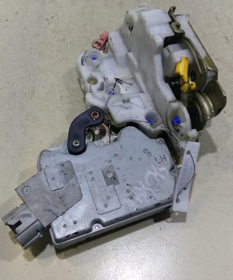 замок двери передней левой Nissan Primera P11 1997, 2.0 л., бензин, АКПП, красный, хетчбэк 5 дв. - фото №1