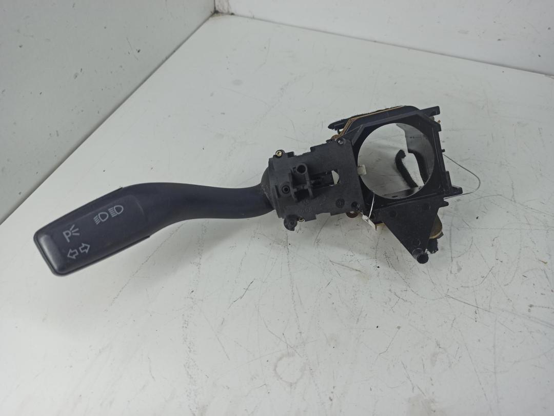 переключатель поворотов Audi A4 B6 2002, 2.5 л., дизель, МКПП, чёрный, универсал, 8E0953513A - фото №1