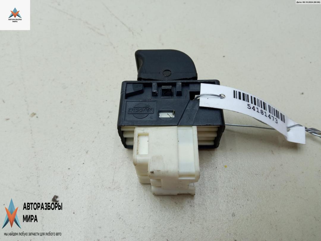 кнопка стеклоподъемника заднего правого Nissan Pathfinder R50 1997, 3.3 л., бензин, АКПП, красный, внедорожник 5 дв. - фото №1