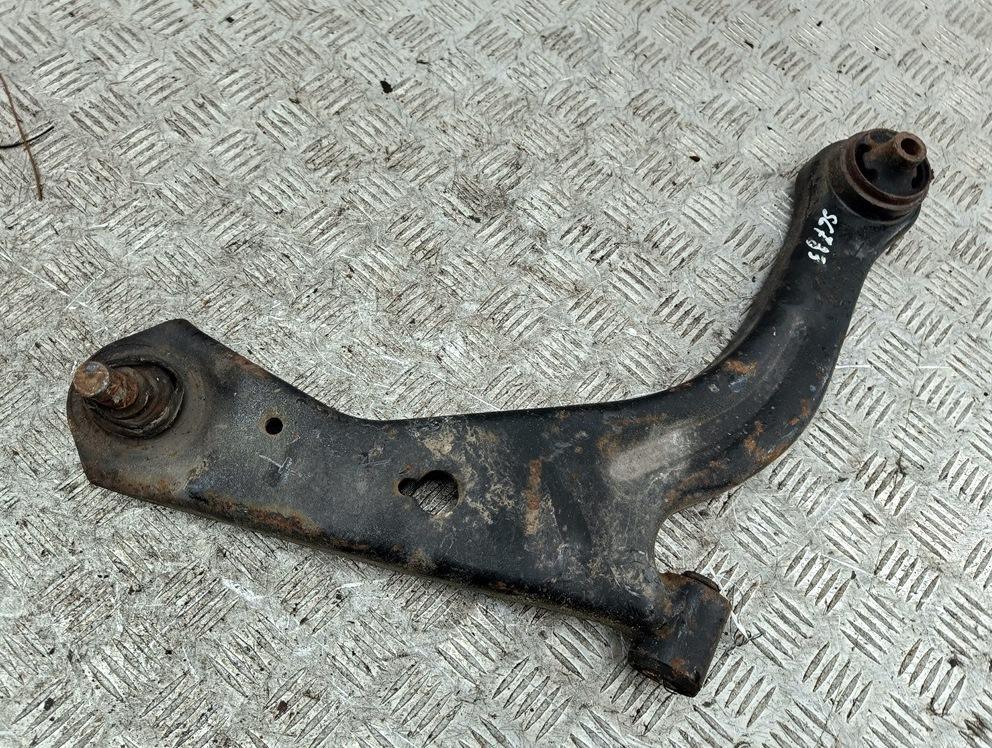 рычаг передний правый Mazda Tribute 1 поколение 2003, 2.0 л., бензин, МКПП, серый, внедорожник 5 дв., E112-34-300C - фото №1