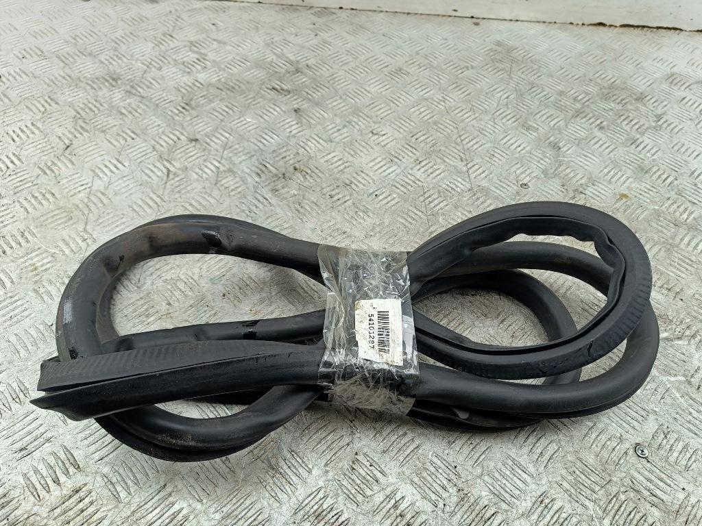 Уплотнитель крышки (двери) багажника Volkswagen Tiguan 2010, 2.0 л., дизель, МКПП, синий, внедорожник 5 дв.