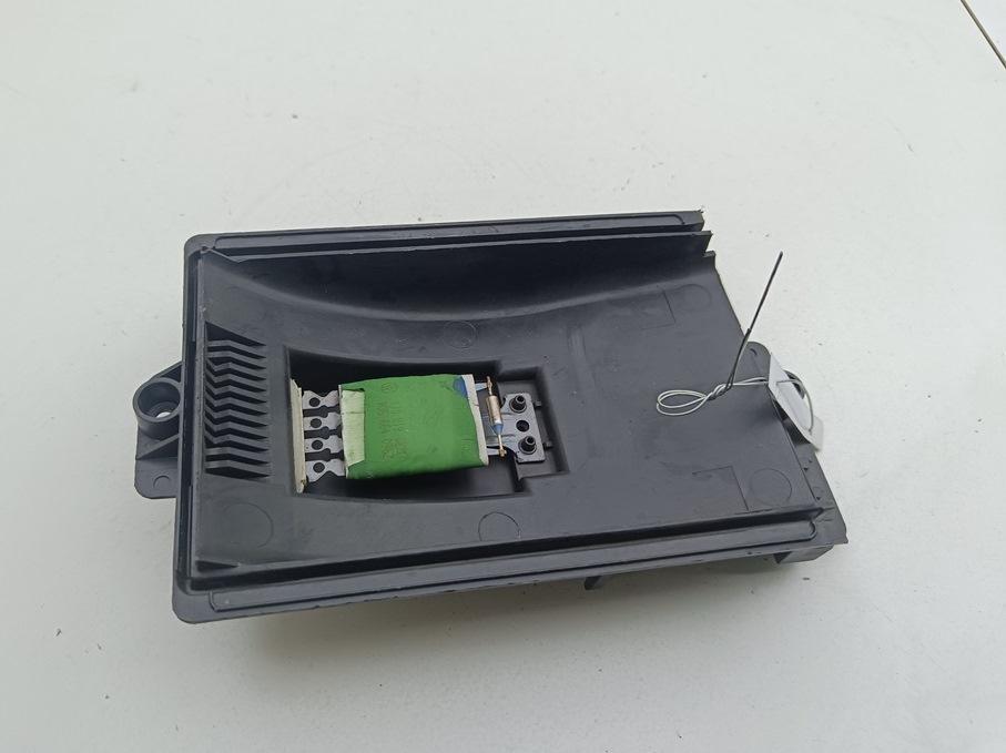 сопротивление печки Volkswagen Golf 4 поколение 2001, 1.4 л., бензин, МКПП, серый, хетчбэк 5 дв. - фото №1