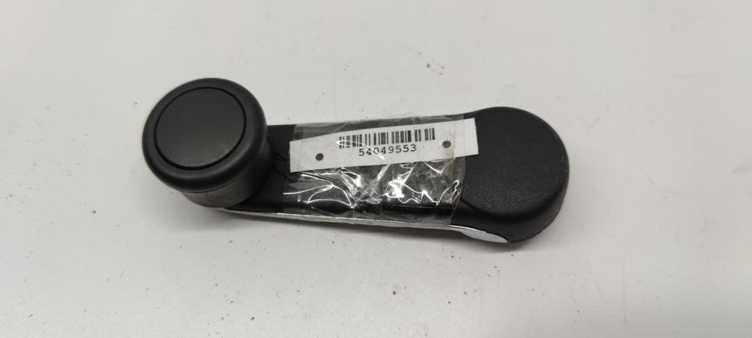 ручка стеклоподъемника Audi A6 C4 1994, 2.0 л., бензин, МКПП, серый, седан, 443837581