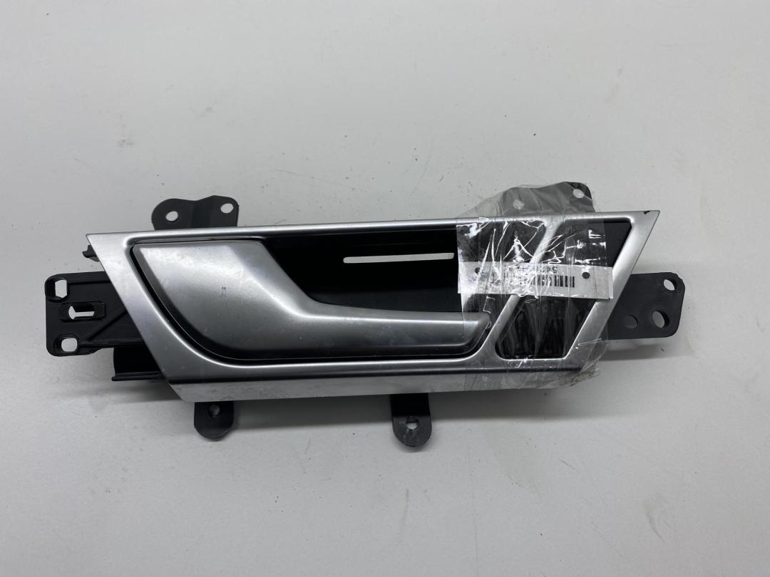 ручка внутренняя задняя левая Audi A6 4F/C6 2007, 2.7 л., дизель, МКПП, чёрный, универсал, 4F0839019F - фото №1