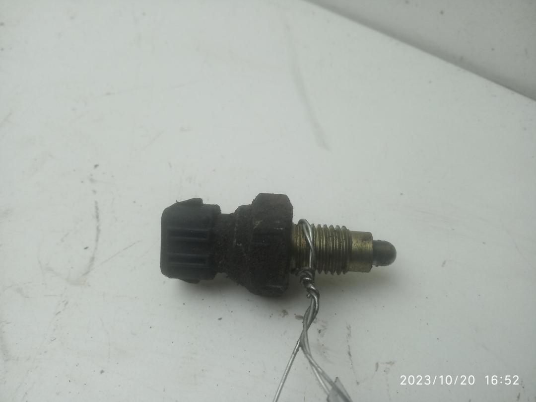 Датчик включения заднего хода (лягушка) Volkswagen Transporter T4 1991, 2.5 л., бензин, МКПП, красный, микроавтобус, 020945415A