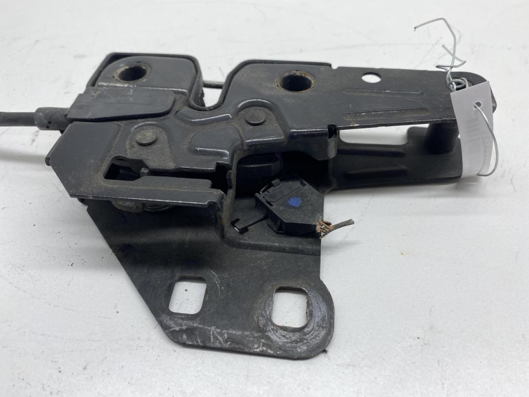 замок капота Audi A4 B6 2002, 2.0 л., бензин, МКПП, серый, седан, 8E0823509B