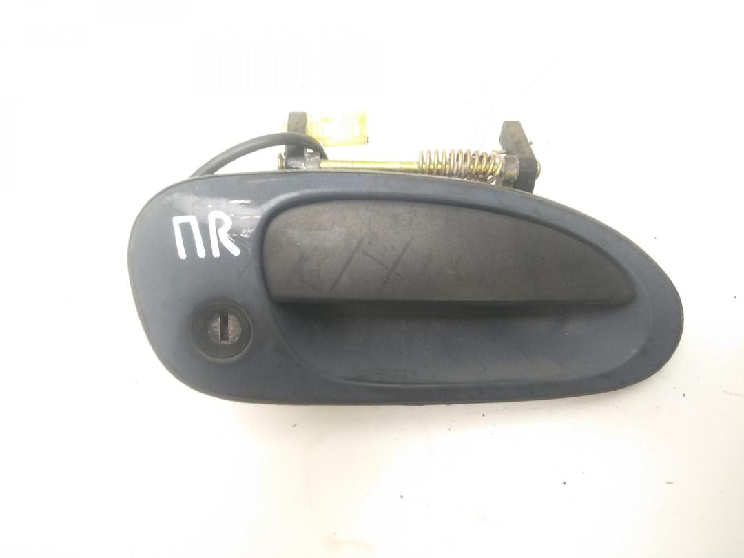 ручка наружная передняя правая Mazda 323 BA 1998, 1.5 л., бензин, АКПП, зелёный, хетчбэк 3 дв. - фото №1