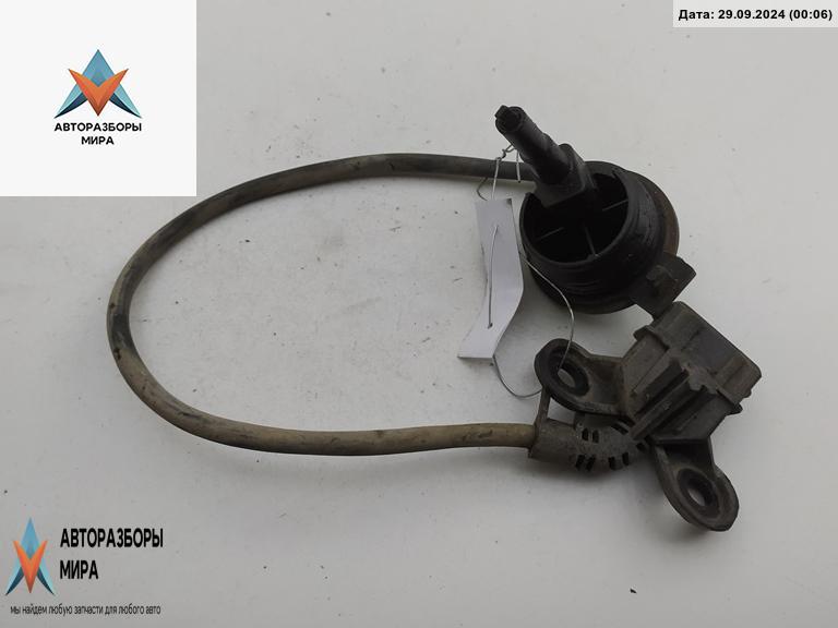 Датчик включения заднего хода (лягушка) Volkswagen Passat B5 1998, 1.6 л., бензин, МКПП, зелёный, универсал - фото №1