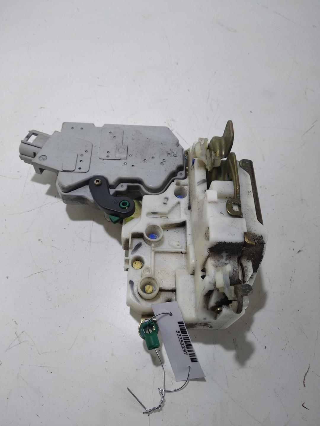замок двери передней правой Nissan Primera P11 1996, 2.0 л., бензин, МКПП, красный, хетчбэк 5 дв. - фото №1