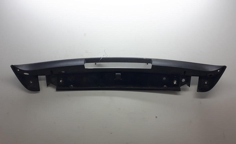 накладка двери (крышки) багажника Porsche Cayenne 2003, 4.5 л., бензин, АКПП, чёрный, внедорожник 5 дв., 7L5827933C