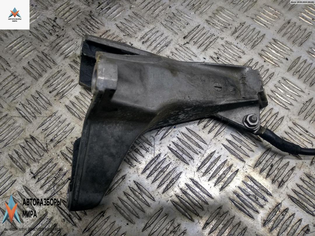 кронштейн двигателя Audi A4 B6 2002, 1.9 л., дизель, МКПП, универсал - фото №1