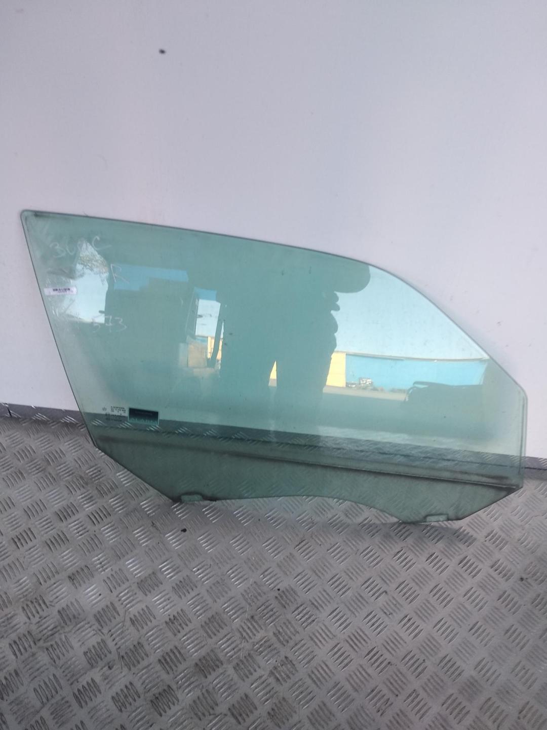 стекло двери передней правой Chrysler 300C 2007, 3.0 л., дизель, АКПП, чёрный, универсал