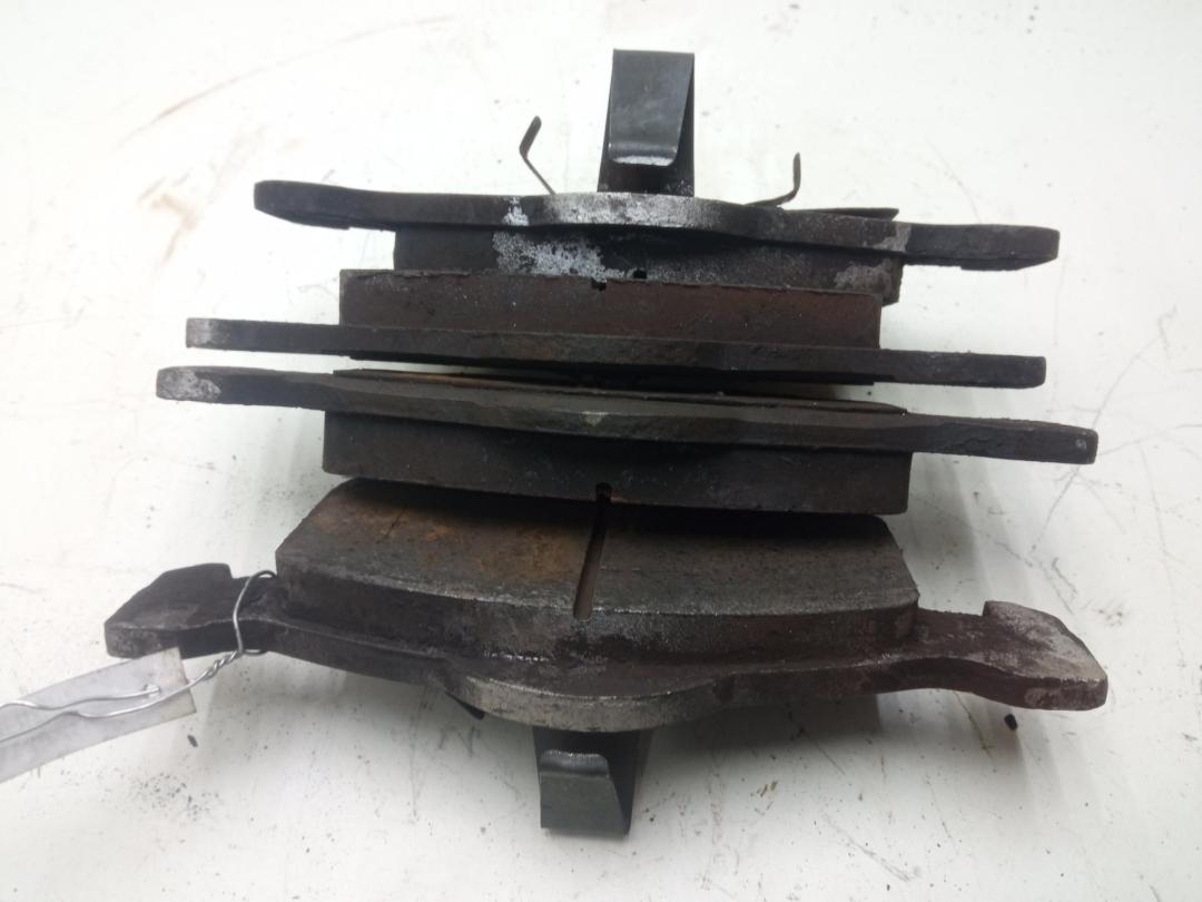 Колодки тормозные передние Mazda Tribute 1 поколение 2003, 2.0 л., бензин, МКПП, серый, внедорожник 5 дв. - фото №1