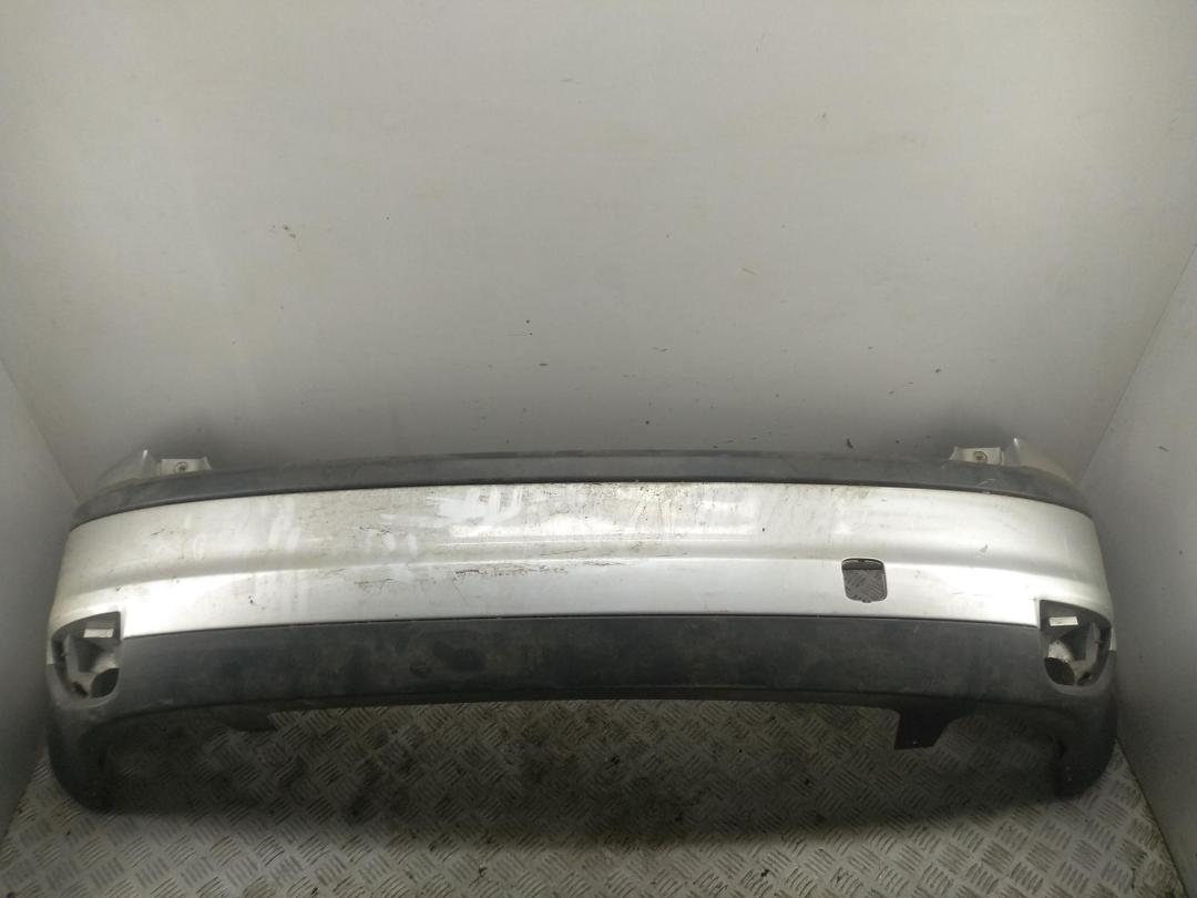 бампер задний Ford Focus 2 поколение 2005, серый, хетчбэк 3 дв. - фото №1
