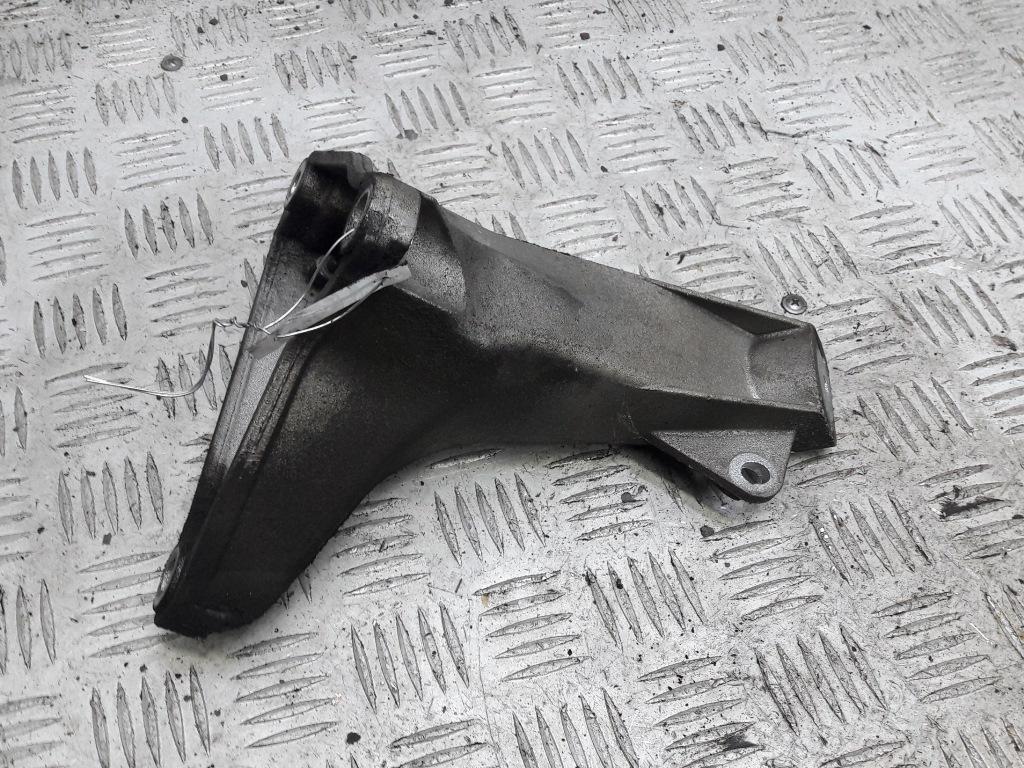 кронштейн двигателя Volkswagen Passat B5+ (GP) 2002, 1.8 л., бензин, АКПП, серый, универсал