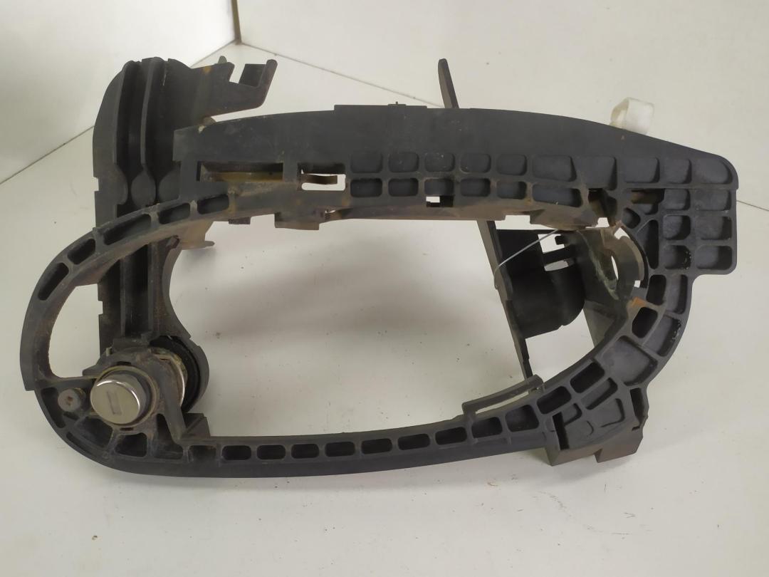 Корпус (держатель) ручки двери передней левой BMW 7 E65/E66 2002, 3.6 л., бензин, АКПП, чёрный, седан, 7013701