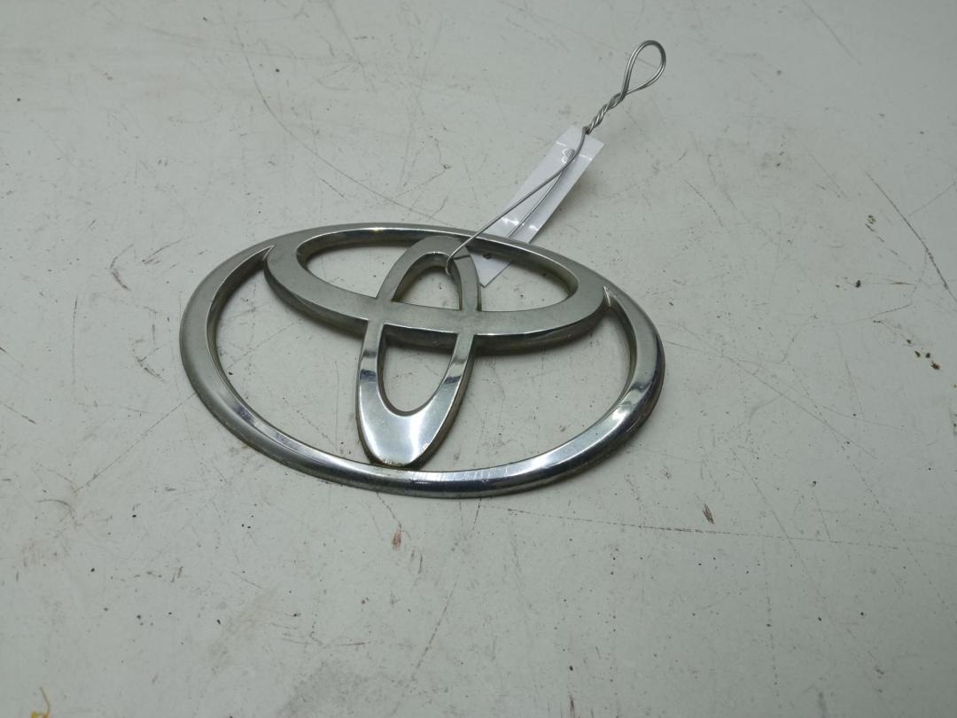 эмблема Toyota Yaris P1 2000, 1.3 л., бензин, МКПП, серый, хетчбэк 5 дв. - фото №1