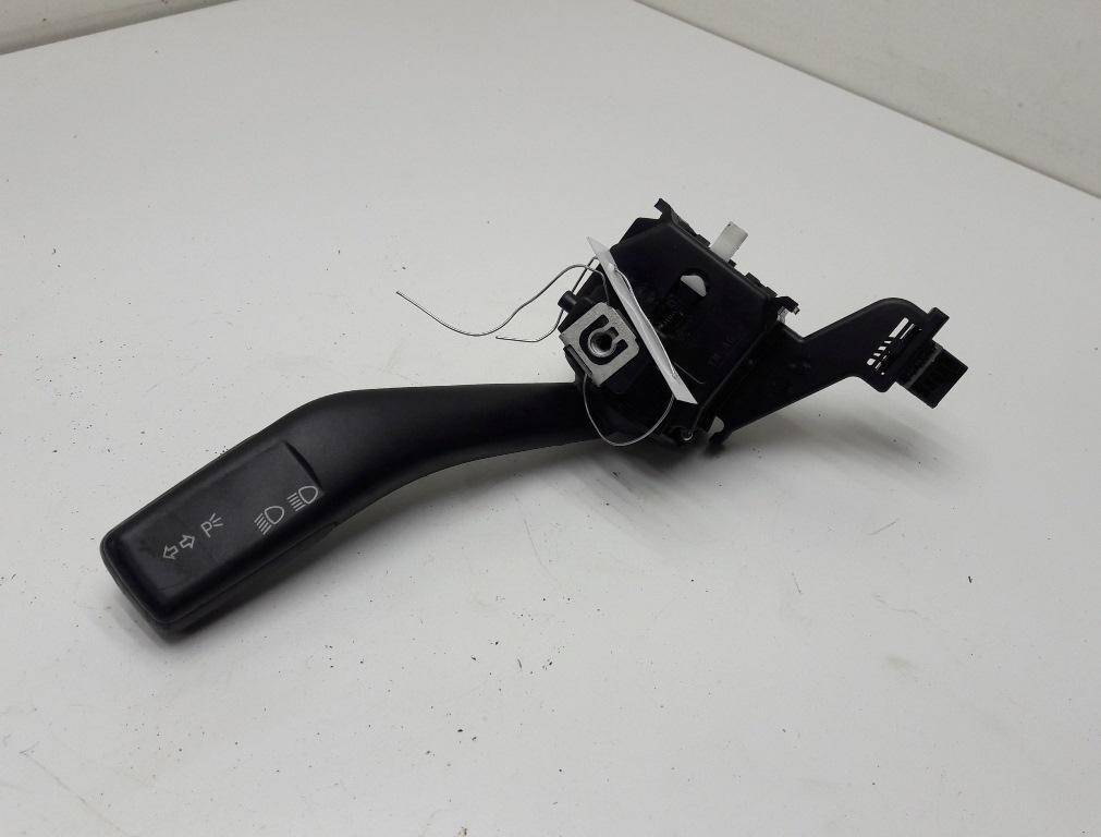 переключатель поворотов Volkswagen Golf 5 поколение 2004, 1.4 л., бензин, МКПП, серый, хетчбэк 5 дв., 1K0953513E - фото №1