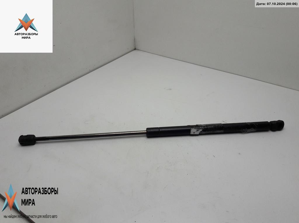 амортизатор крышки багажника (3-5 двери) Volkswagen Golf 3 поколение 1993, 1.6 л., бензин, МКПП, синий, хетчбэк 5 дв., 1H6827550A - фото №1