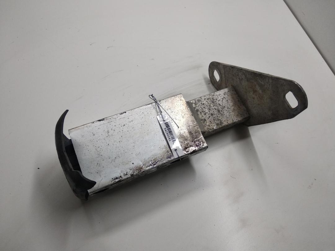 кронштейн заднего бампера Audi A4 B5 1999, 1.6 л., бензин, МКПП, серый, седан, 8D0807331C