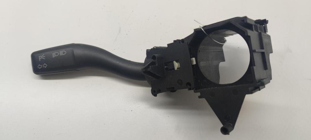 переключатель поворотов Audi A4 B6 2004, 1.9 л., дизель, МКПП, серый, седан, 4E0953513A - фото №1