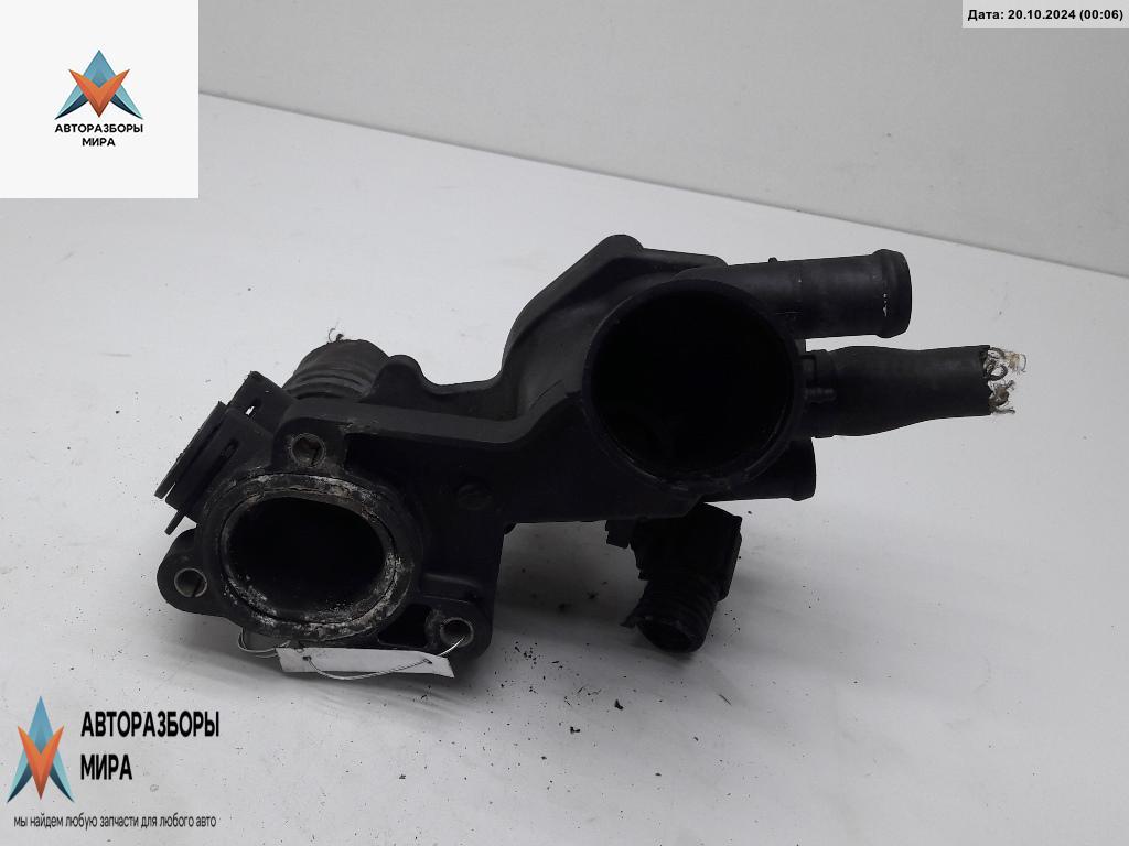 корпус термостата Volkswagen Golf 4 поколение 1999, 1.4 л., бензин, МКПП, чёрный, хетчбэк 3 дв. - фото №1