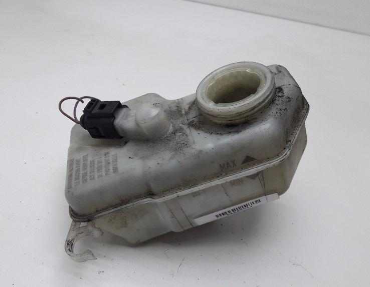 бачок тормозной жидкости Volkswagen Polo 4 поколение 2002, 1.4 л., дизель, МКПП, чёрный, хетчбэк 5 дв. - фото №1