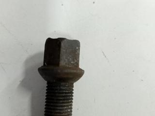 болт колесный Volkswagen Passat B5 1998, 1.6 л., бензин, МКПП, синий, седан, 8D0601139D