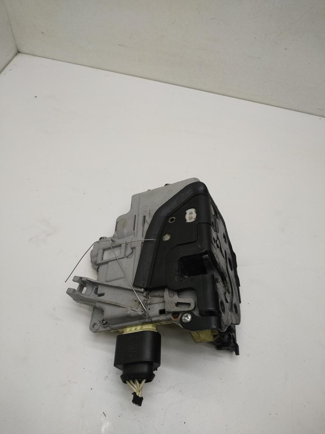 замок двери передней правой Volkswagen Passat B6 2007, 2.0 л., дизель, МКПП, чёрный, универсал - фото №1