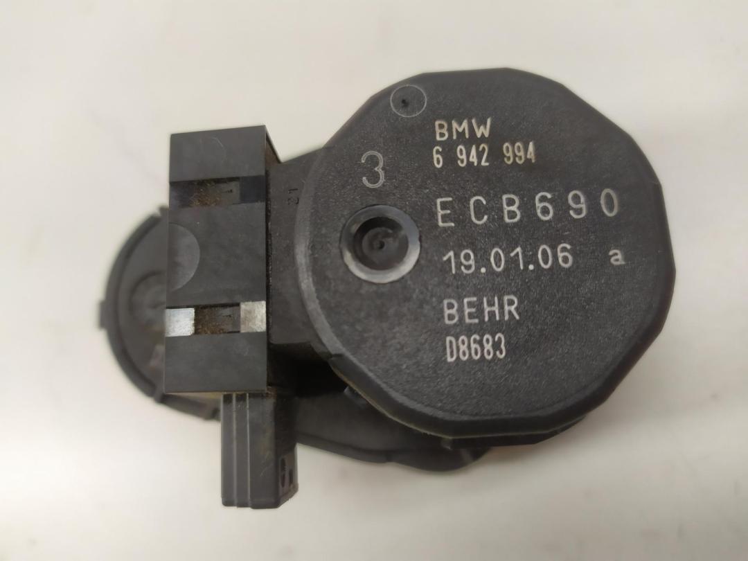 моторчик заслонки печки BMW 5 серия E60/E61 2006, 2.5 л., дизель, МКПП, серый, универсал, 6942994 - фото №1