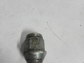 болт колесный Hyundai Getz 1 поколение [рестайлинг] 2008, 1.1 л., бензин, МКПП, серый, хетчбэк 5 дв.