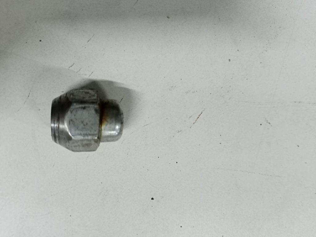 болт колесный Mazda 5 2006, 2.0 л., дизель, МКПП, чёрный, минивэн, B00237160B