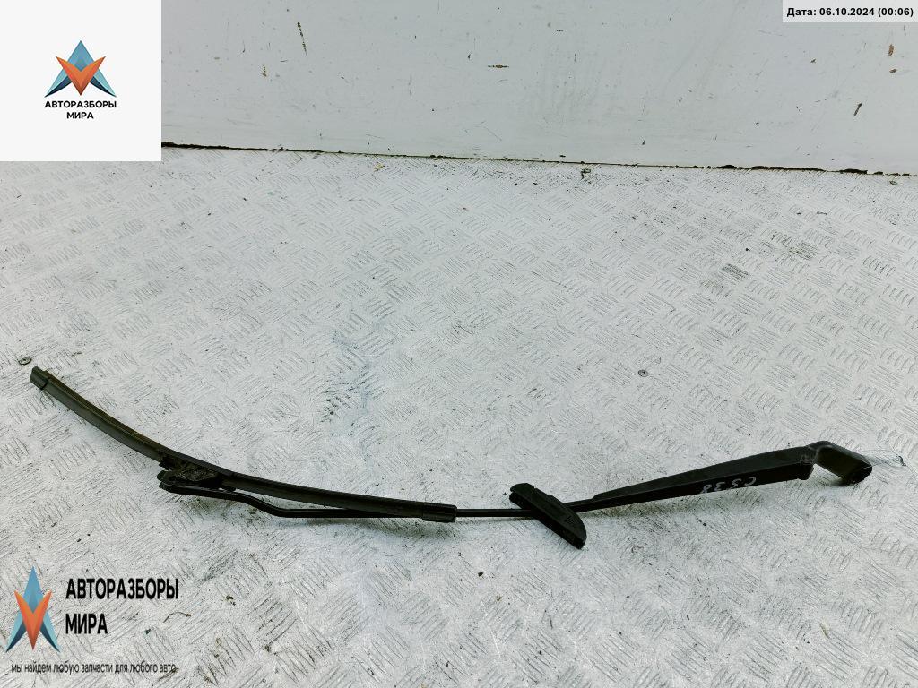 Щеткодержатель (поводок стеклоочистителя) передний Volkswagen Golf 4 поколение 1999, 1.4 л., бензин, МКПП, синий, хетчбэк 3 дв., 1J1955410A - фото №1