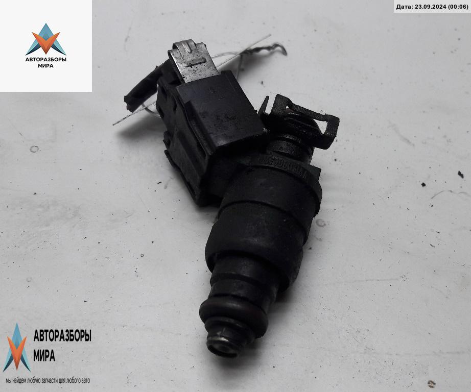 форсунка Volkswagen Golf 4 поколение 1997, 1.6 л., бензин, МКПП, синий, хетчбэк 3 дв., 037906031AA - фото №1