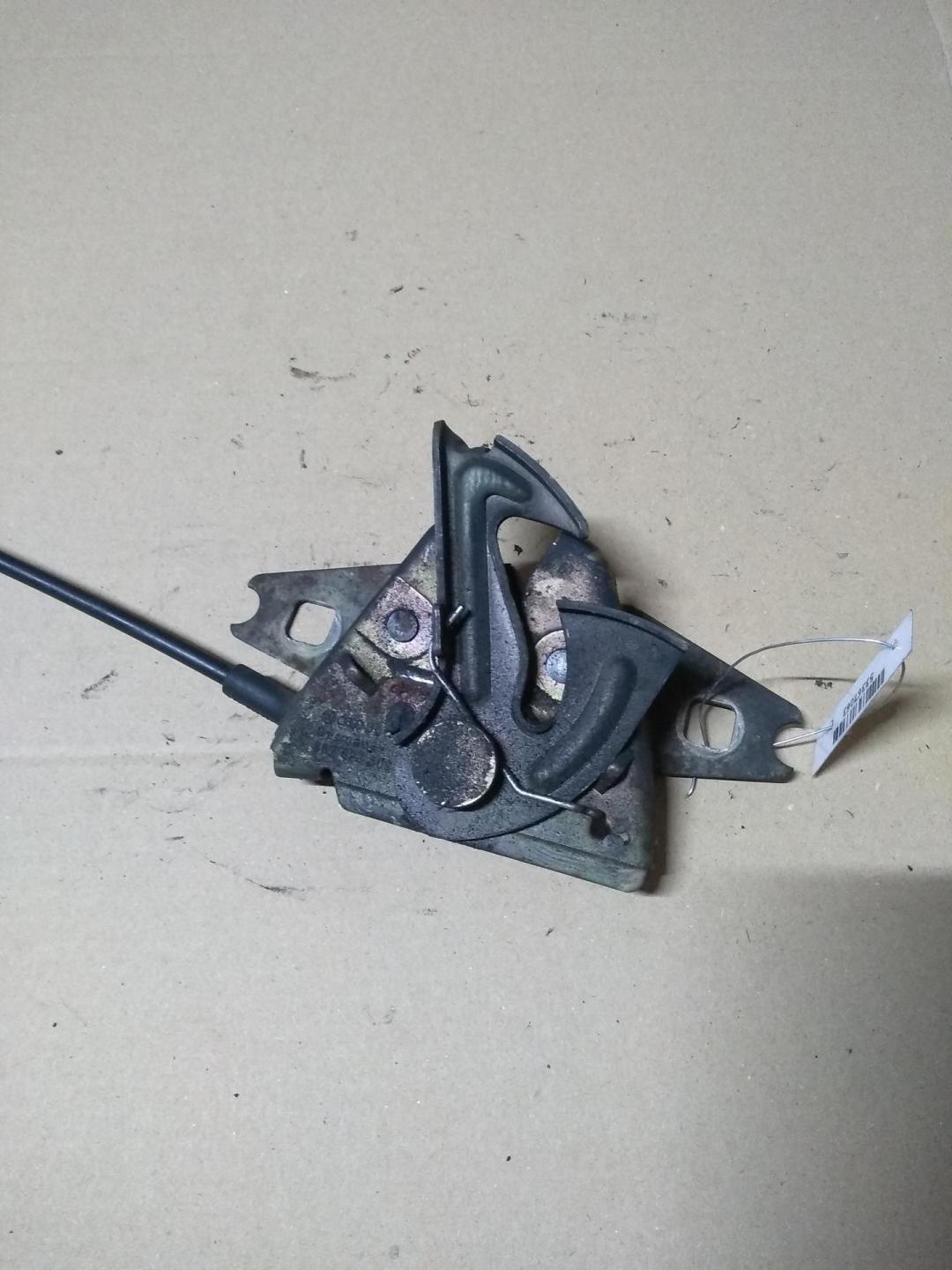 замок капота Volkswagen Passat B4 1995, 1.8 л., бензин, МКПП, серый, универсал, 3A0805591 - фото №1