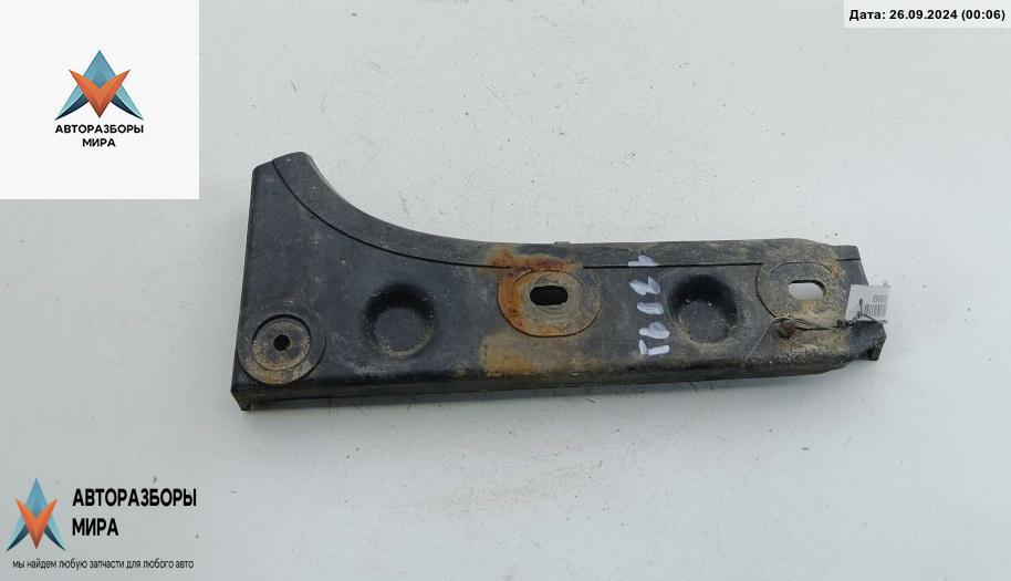 кронштейн переднего бампера Audi A6 4B/C5 1999, 2.8 л., бензин, МКПП, чёрный, универсал, 4B0807284B - фото №1