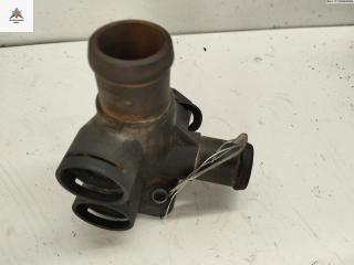 фланец (тройник) системы охлаждения Volkswagen Passat B3 1990, 1.8 л., бензин, МКПП, красный, универсал, 037121137B