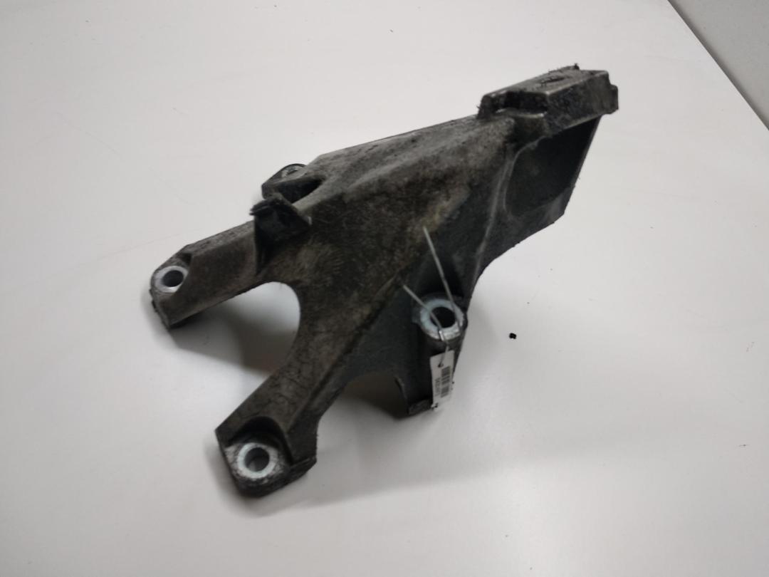 кронштейн двигателя Audi A4 B6 2003, 2.5 л., дизель, АКПП, синий, универсал, 8E0199307F - фото №1