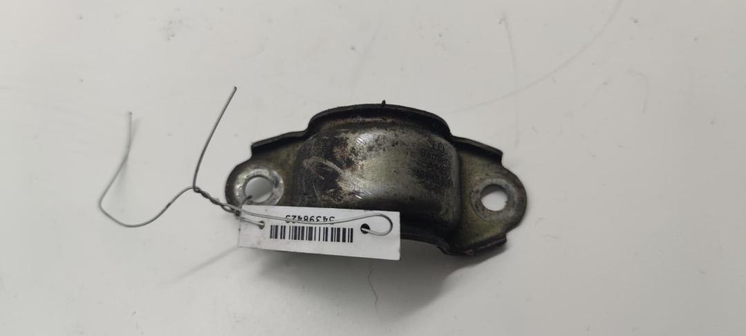 крепление стабилизатора / втулки стабилизатора Audi A4 B5 1999, 1.8 л., бензин, АКПП, красный, седан, 4D0411336D