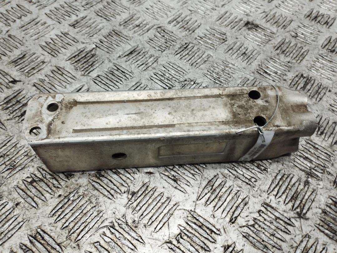 кронштейн переднего бампера Audi A6 4F/C6 2007, 2.7 л., дизель, МКПП, чёрный, универсал, 4F0807133 - фото №1