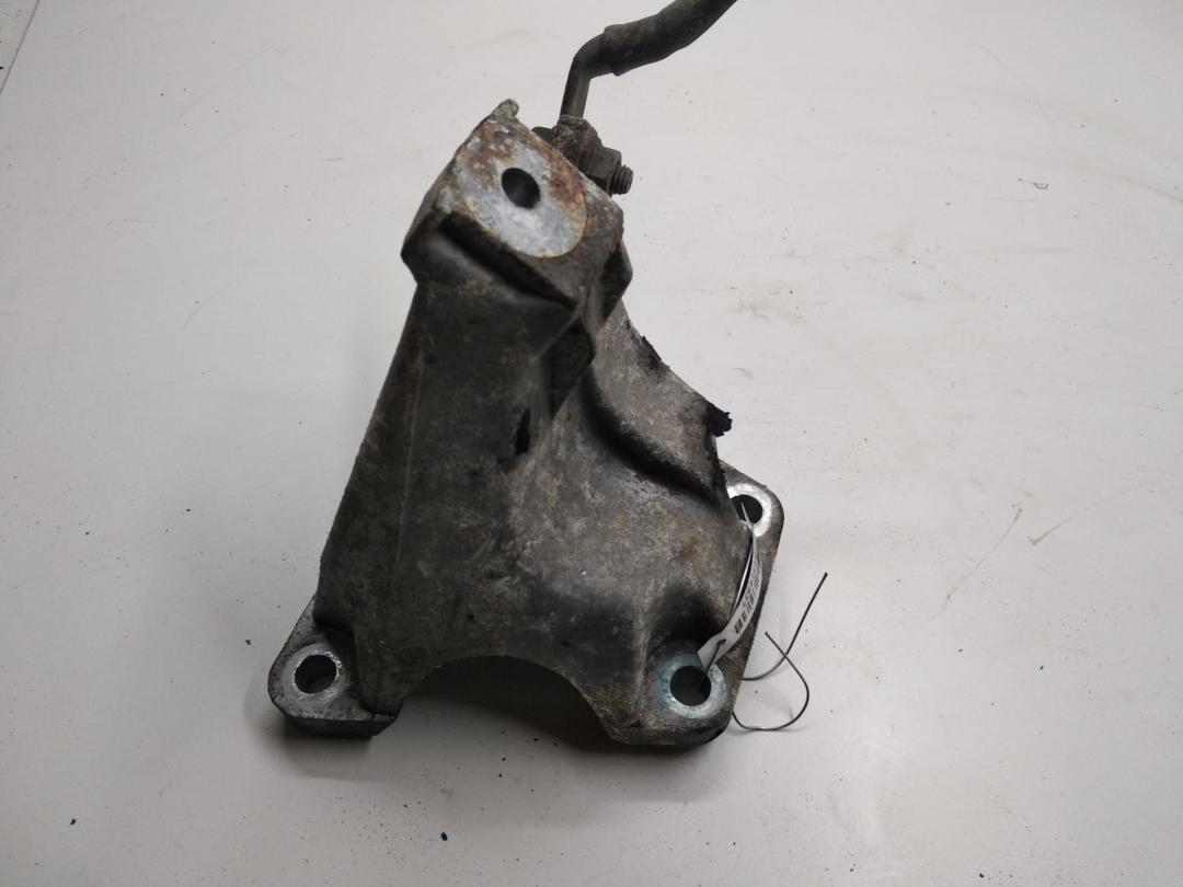 кронштейн двигателя Audi A4 B6 2003, 2.5 л., дизель, АКПП, синий, универсал, 8E0199308 - фото №1