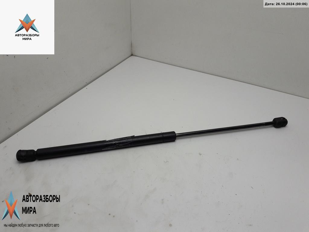 амортизатор крышки багажника (3-5 двери) Volkswagen Golf 3 поколение 1997, 1.4 л., бензин, МКПП, красный, хетчбэк 3 дв., 1H6827550A - фото №1