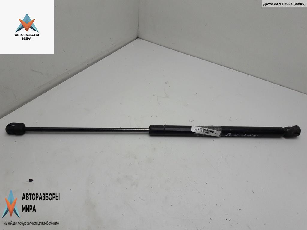 амортизатор крышки багажника (3-5 двери) Volkswagen Golf 3 поколение 1994, 1.6 л., бензин, МКПП, синий, хетчбэк 5 дв., 1H6827550A - фото №1