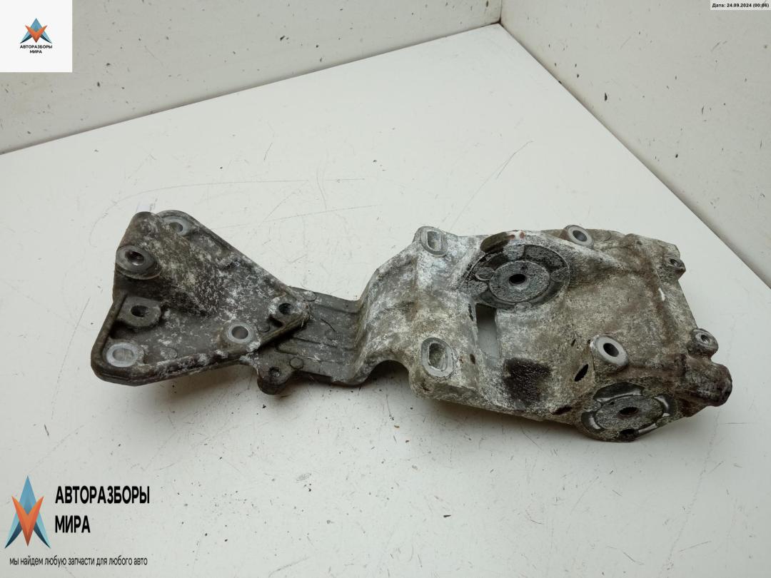 кронштейн компрессора кондиционера Volvo S40 2 поколение 2006, 2.5 л., бензин, МКПП, чёрный, седан, 30750940 - фото №1