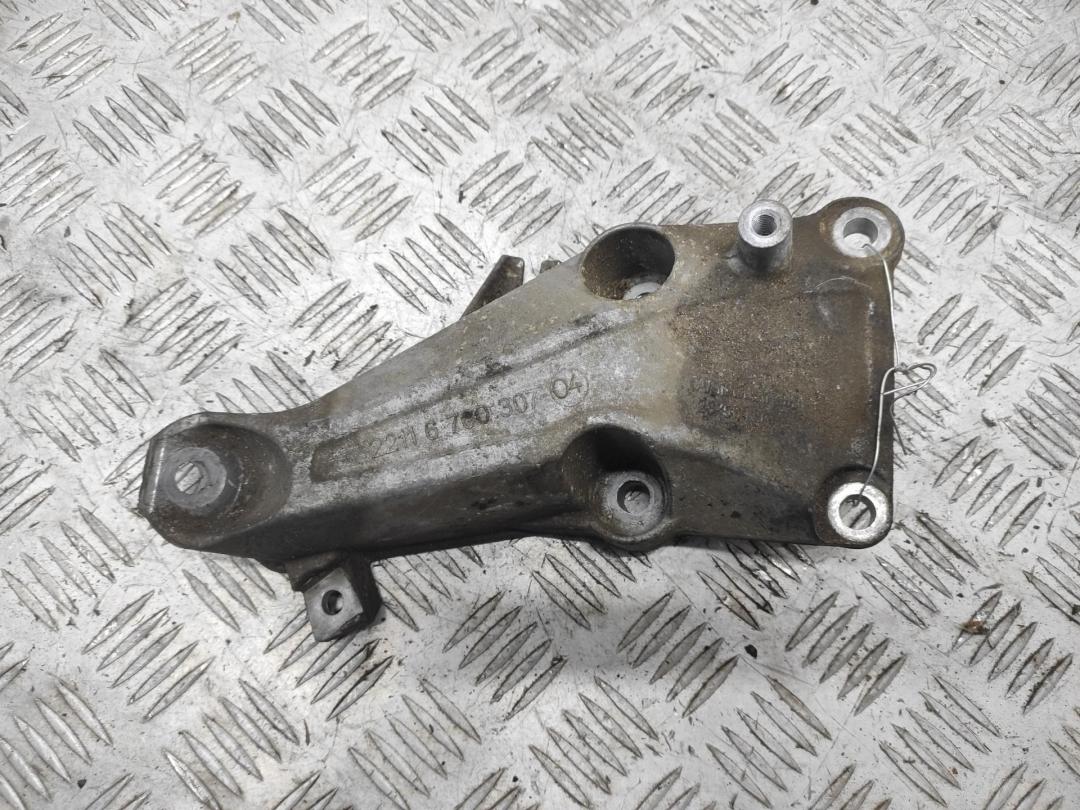 кронштейн двигателя BMW 3 E90/E91/E92/E93 2006, 2.0 л., бензин, МКПП, чёрный, седан, 6760307