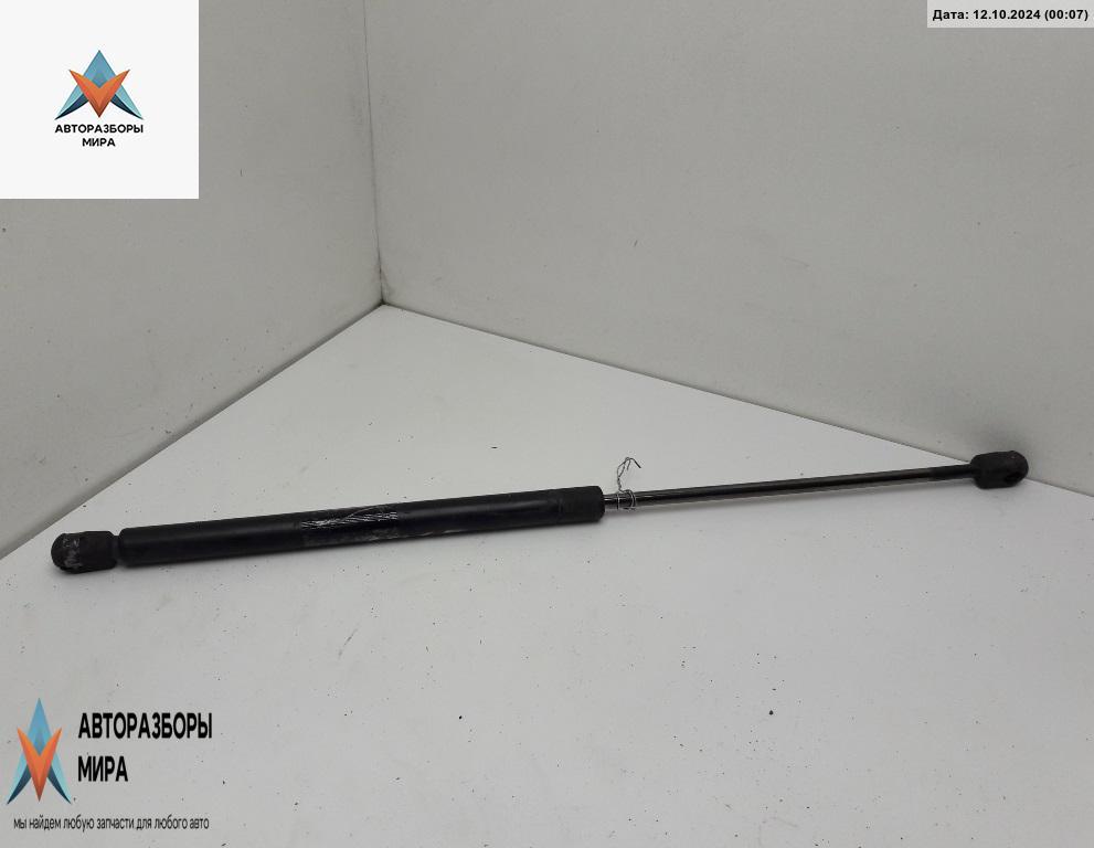 амортизатор крышки багажника (3-5 двери) Volkswagen Golf 3 поколение 1996, 1.6 л., бензин, МКПП, чёрный, хетчбэк 3 дв., 1H6827550A - фото №1